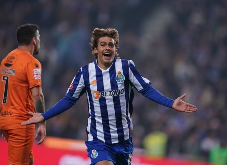 记者：吉达联合商谈引进波尔图18岁中场莫拉，并联系经纪人门德斯