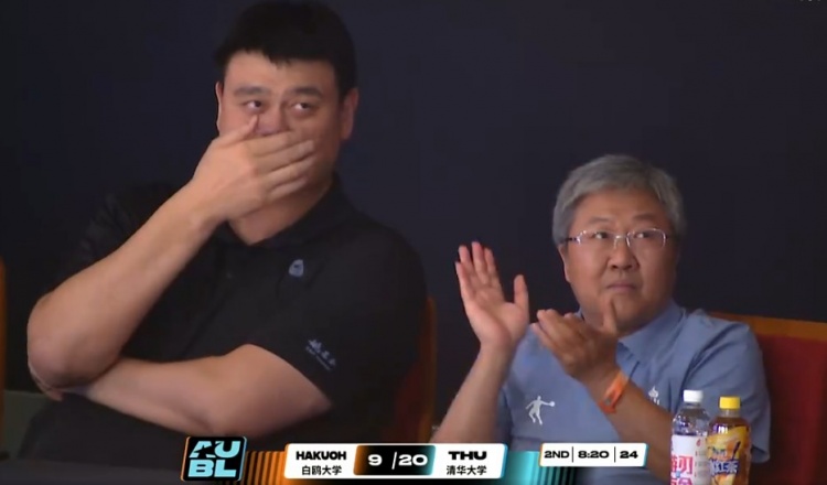 姚明现场观战清华大学VS白鸥大学的亚洲大学生篮球联赛半决赛