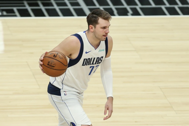 前独行侠队友多西：东契奇的节奏和对身体的运用令我感到不可思议