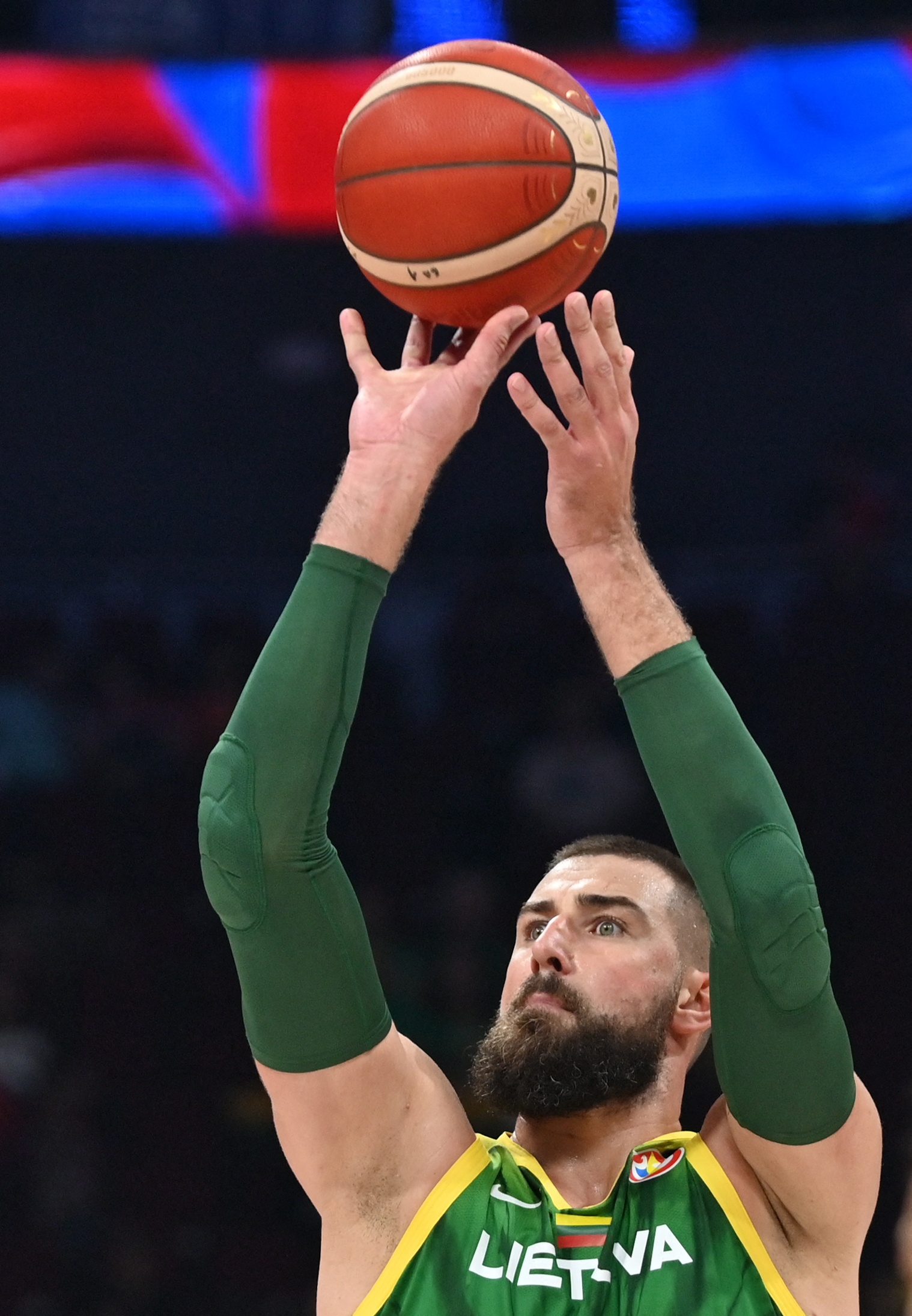 高效发挥！瓦兰17分钟砍下16分8板2帽&三分2中2 立陶宛96-83冰岛