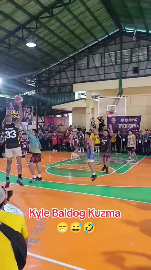 瞄准镜有点歪~库兹马在菲律宾打球 正面出手三分却扔到右边框上