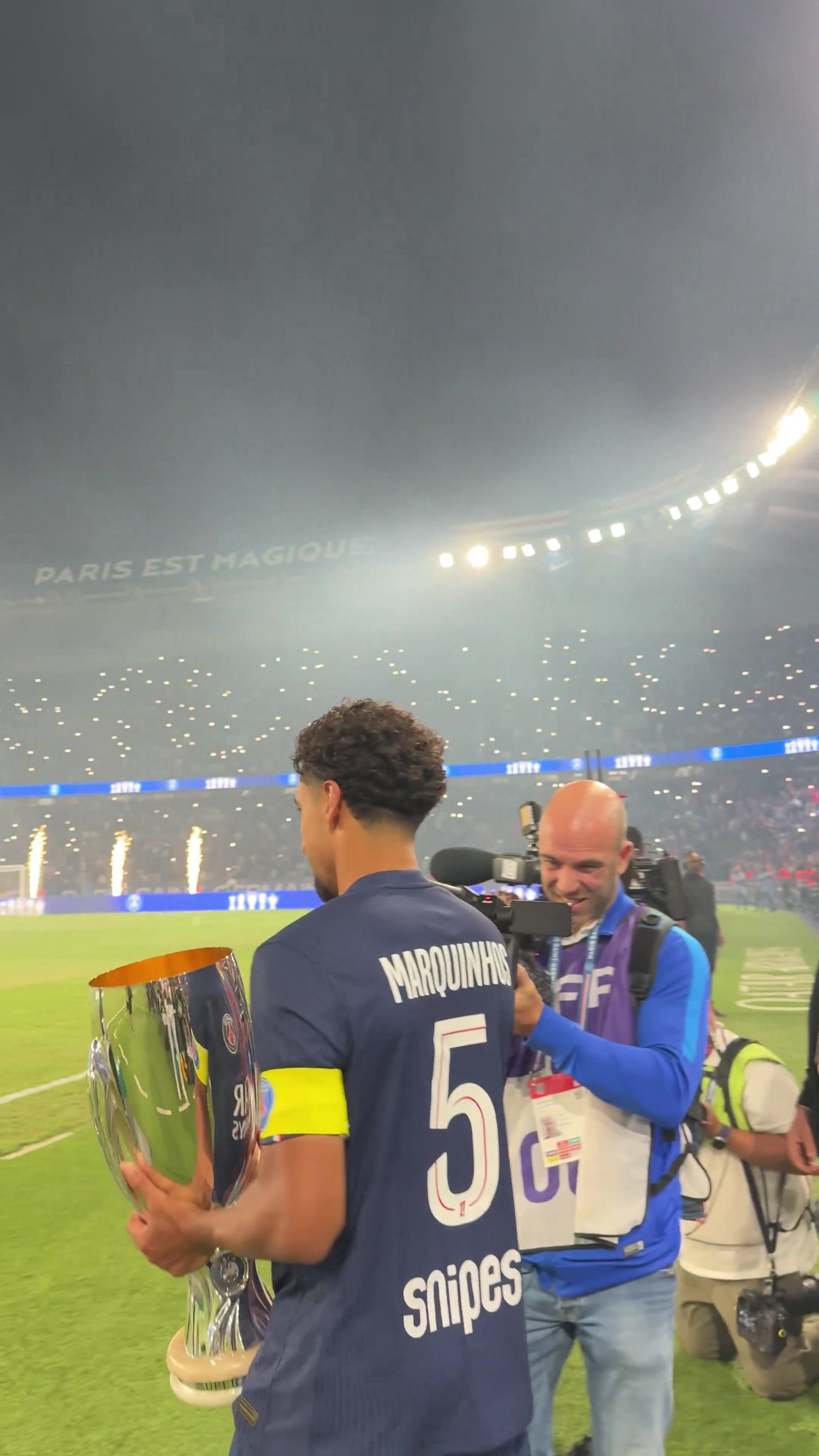 荣耀时刻！巴黎在王子公园球场展示5座奖杯