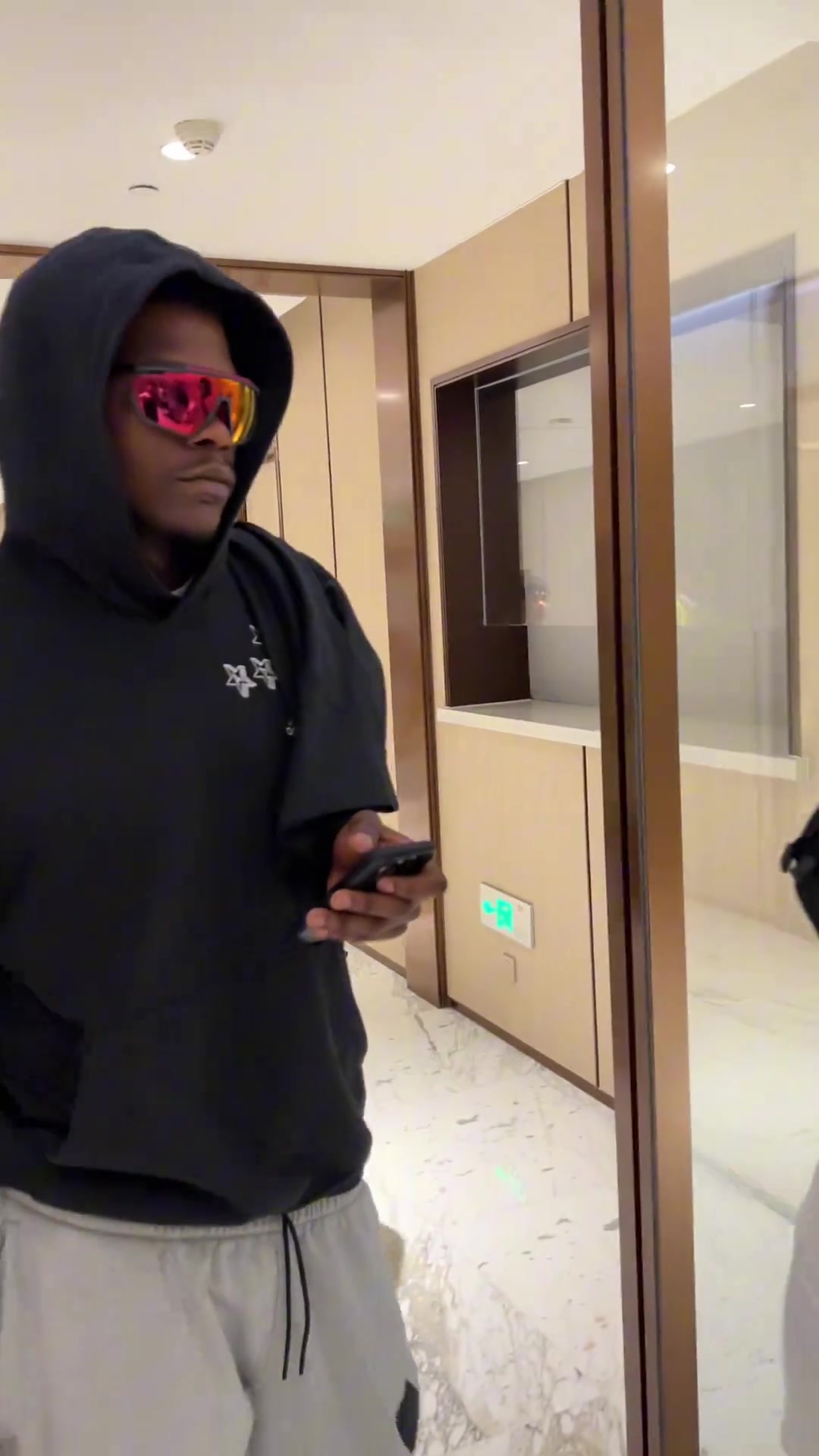 华子凌晨抵达上海开启首次中国行：穿美式垮裤 正牌女友随行