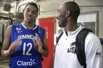 唐斯晒与科比合照致敬：史上最伟大球员之一 生日快乐！