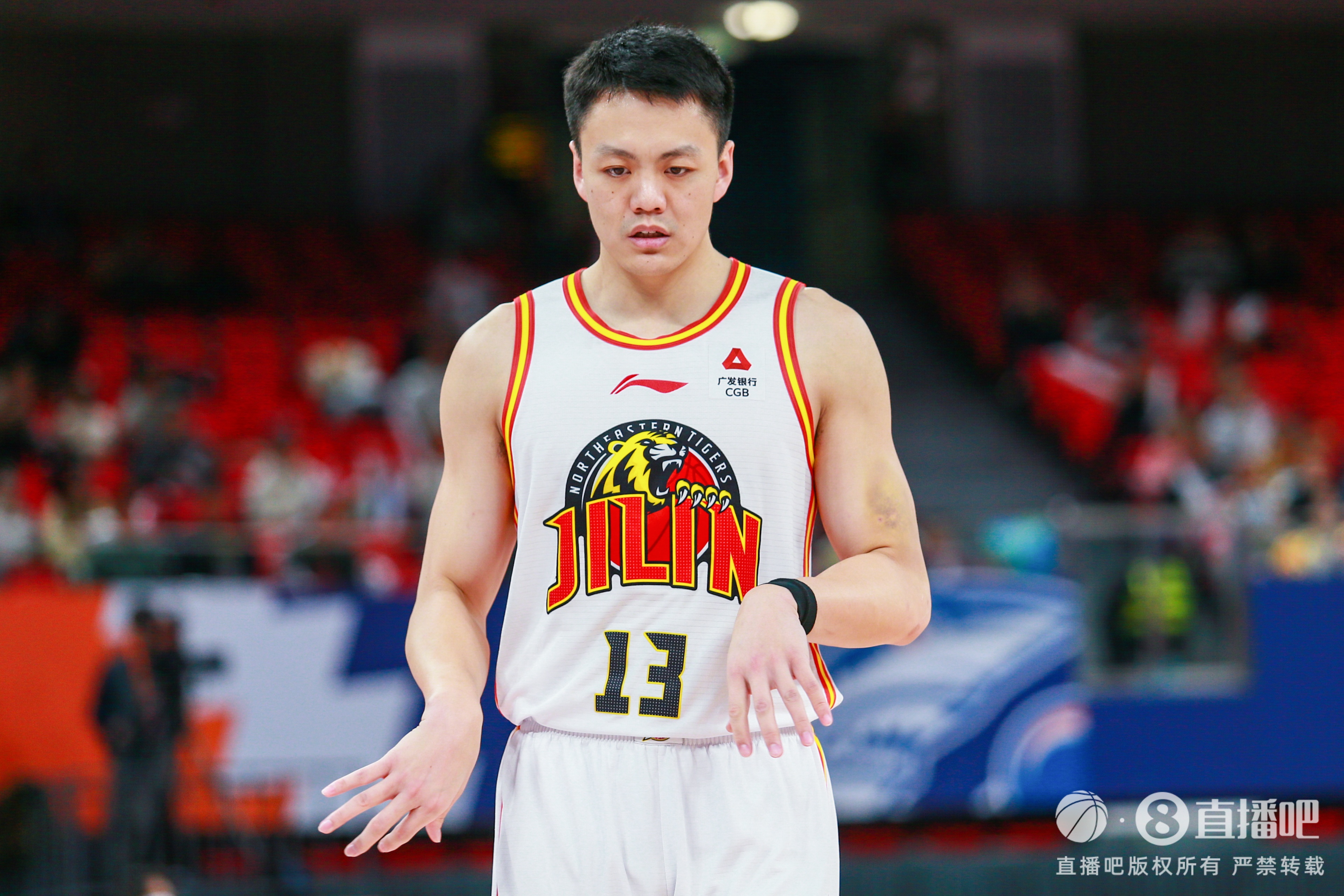 媒体人：辽宁和吉林关于姜宇星的交易确定谈妥 交易合同已经落笔