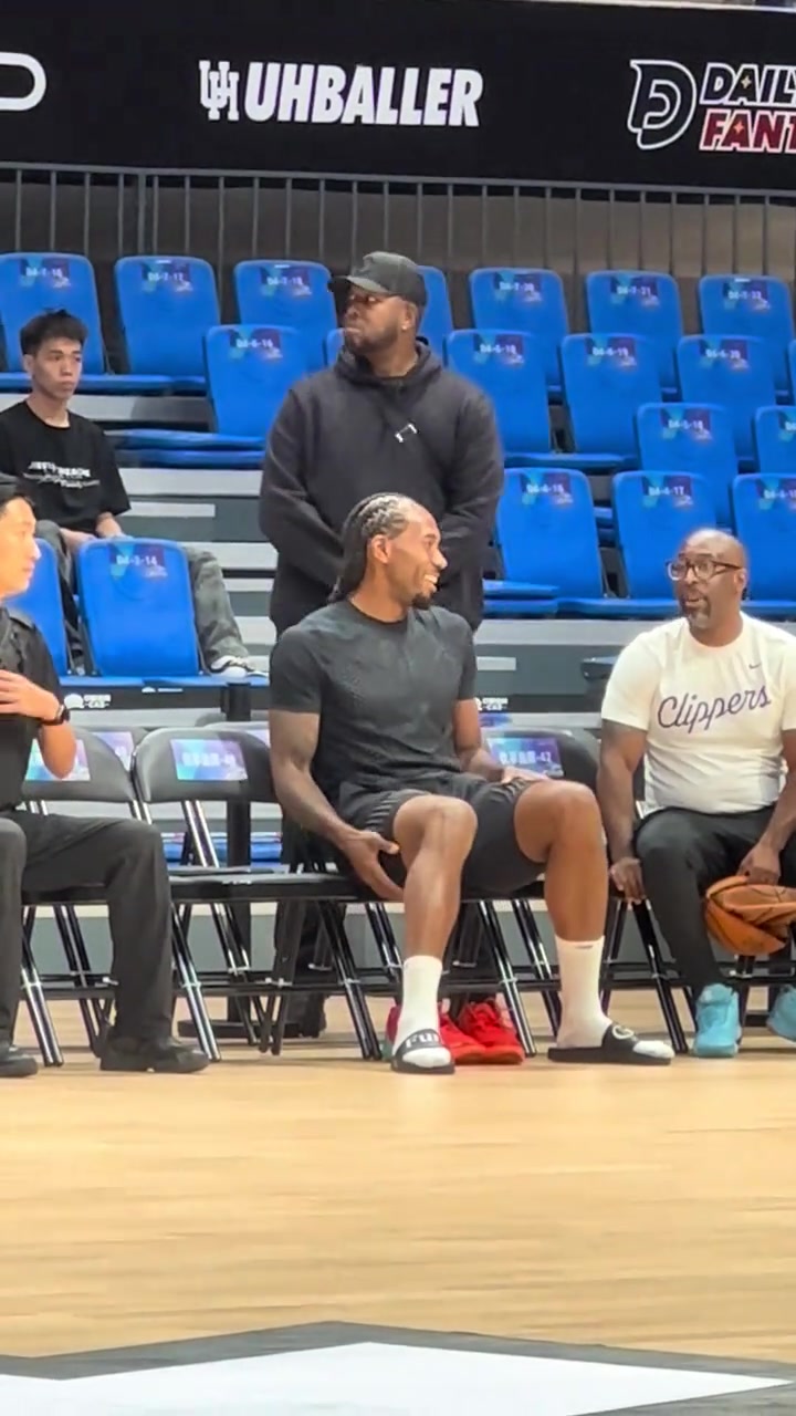 一改比赛中的严肃！莱昂纳德和随行人员交流场上情况 有说有笑