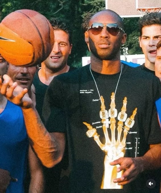 美媒晒图：这件五冠骷髅T恤是科比穿过最酷的T恤之一