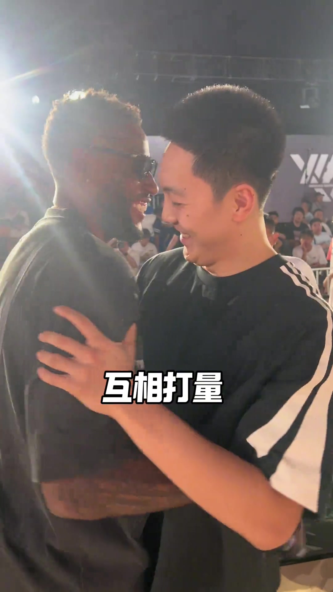 威姆斯拥抱胡明轩：你好久不给我发信息了 你小子翅膀硬了