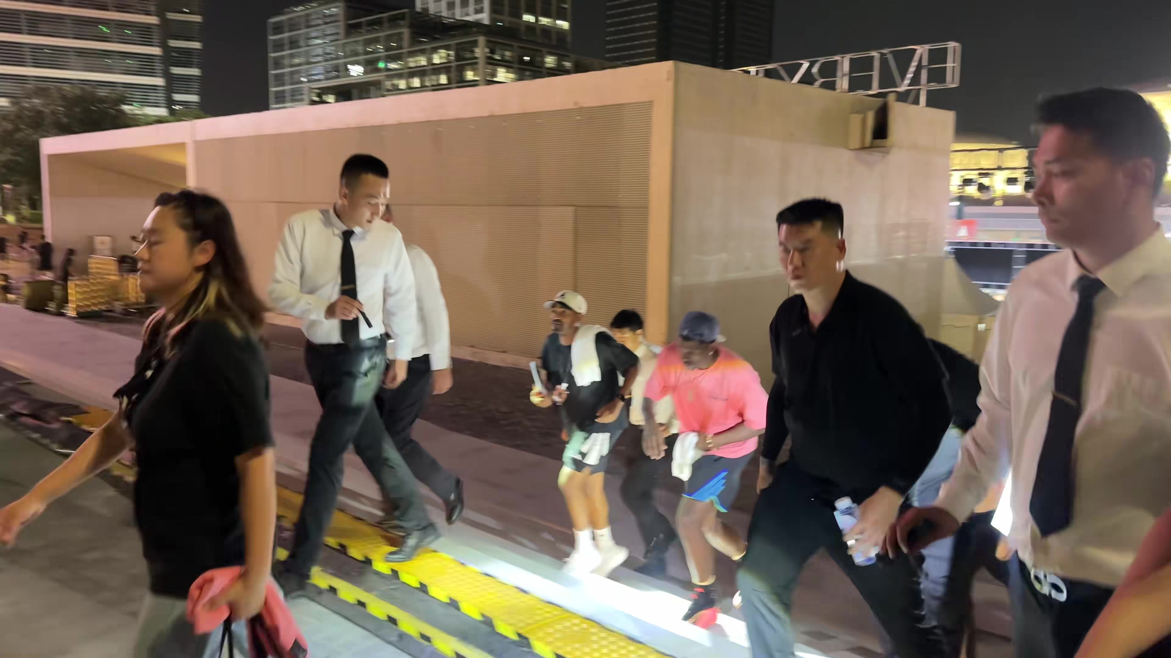 优质偶像！安保人员试图阻止 爱德华兹仍然上前与球迷击掌