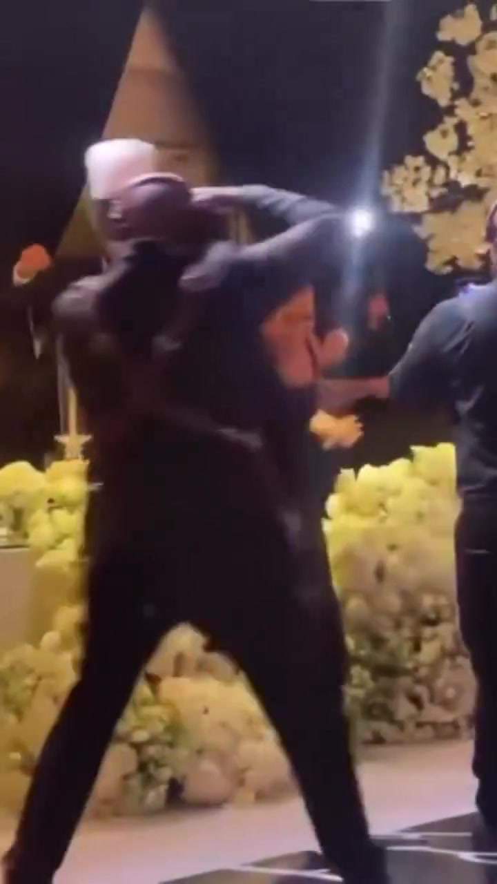 玩得很开心！塔图姆在老乡比尔的婚礼上跳起了舞