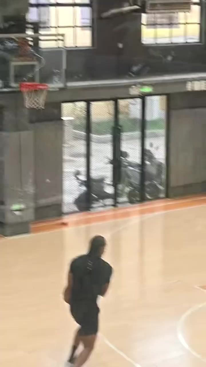 网友偶遇莱昂纳德：我也是好上了 看到小卡在广州秘密训练！