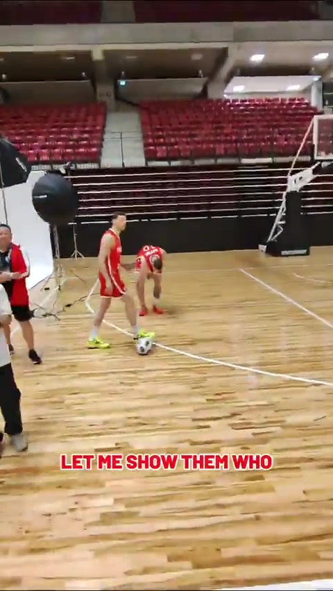 会玩！土耳其男篮训练玩起了足球 申京客串了一把门将