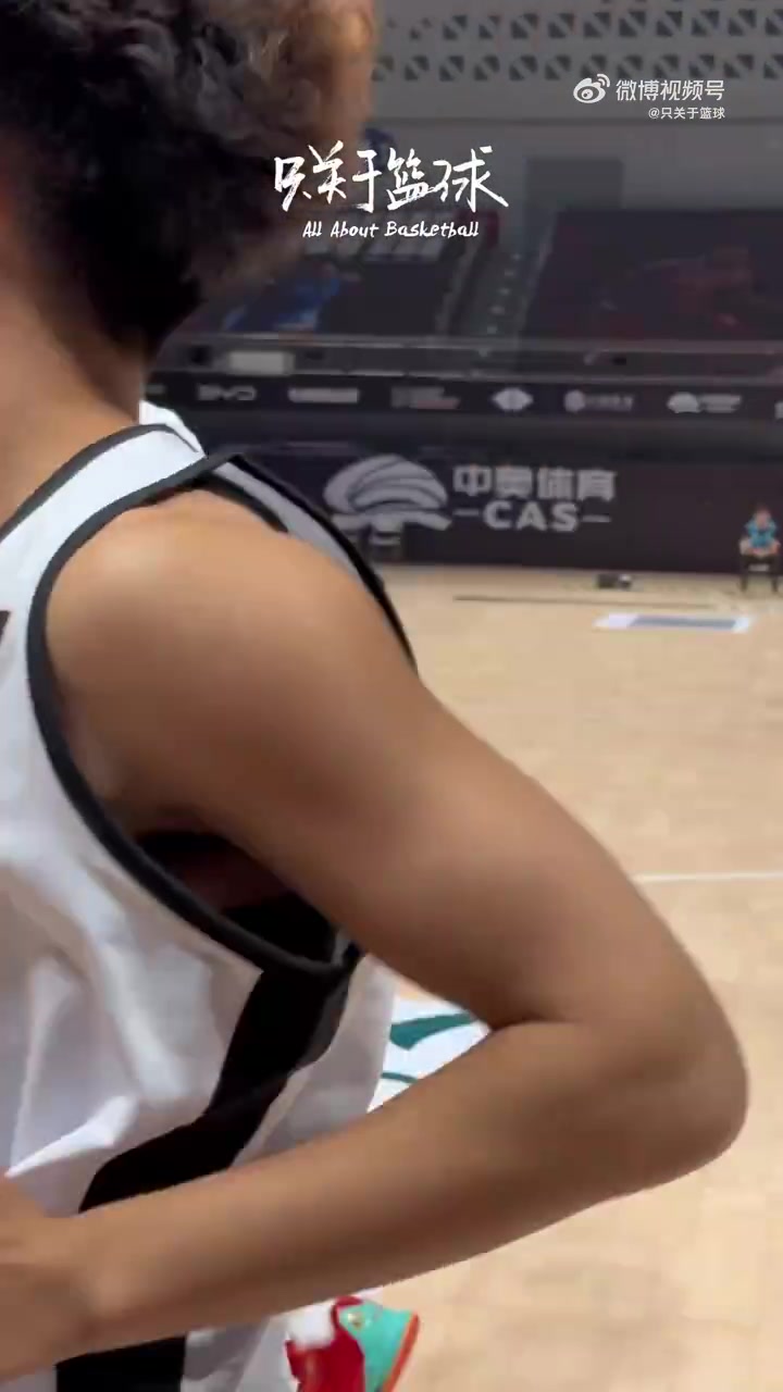 中国小将领教一下两届DPOY的防守！张文杰突破上篮 小卡精准切球