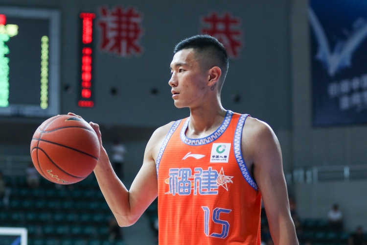 媒体人：有消息称谢文政大概率进山东一队 陈林坚开始随队训练