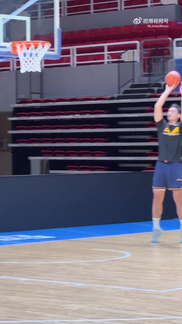 媒体人：刘东身穿山西训练服在训练师的指导下进行投篮训练