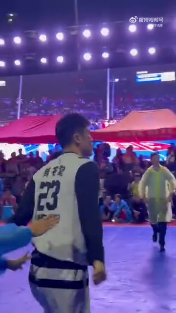 贾诚退役之后打起了野球 在场上与对手起了冲突并带有挥拳动作