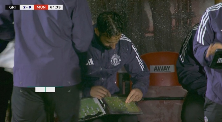 在想什么？曼联第62分钟仍0-2，阿莫林在场下低头研究战术板