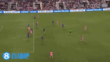 苏亚雷斯包抄错失良机，随后紧握双拳十分懊恼！