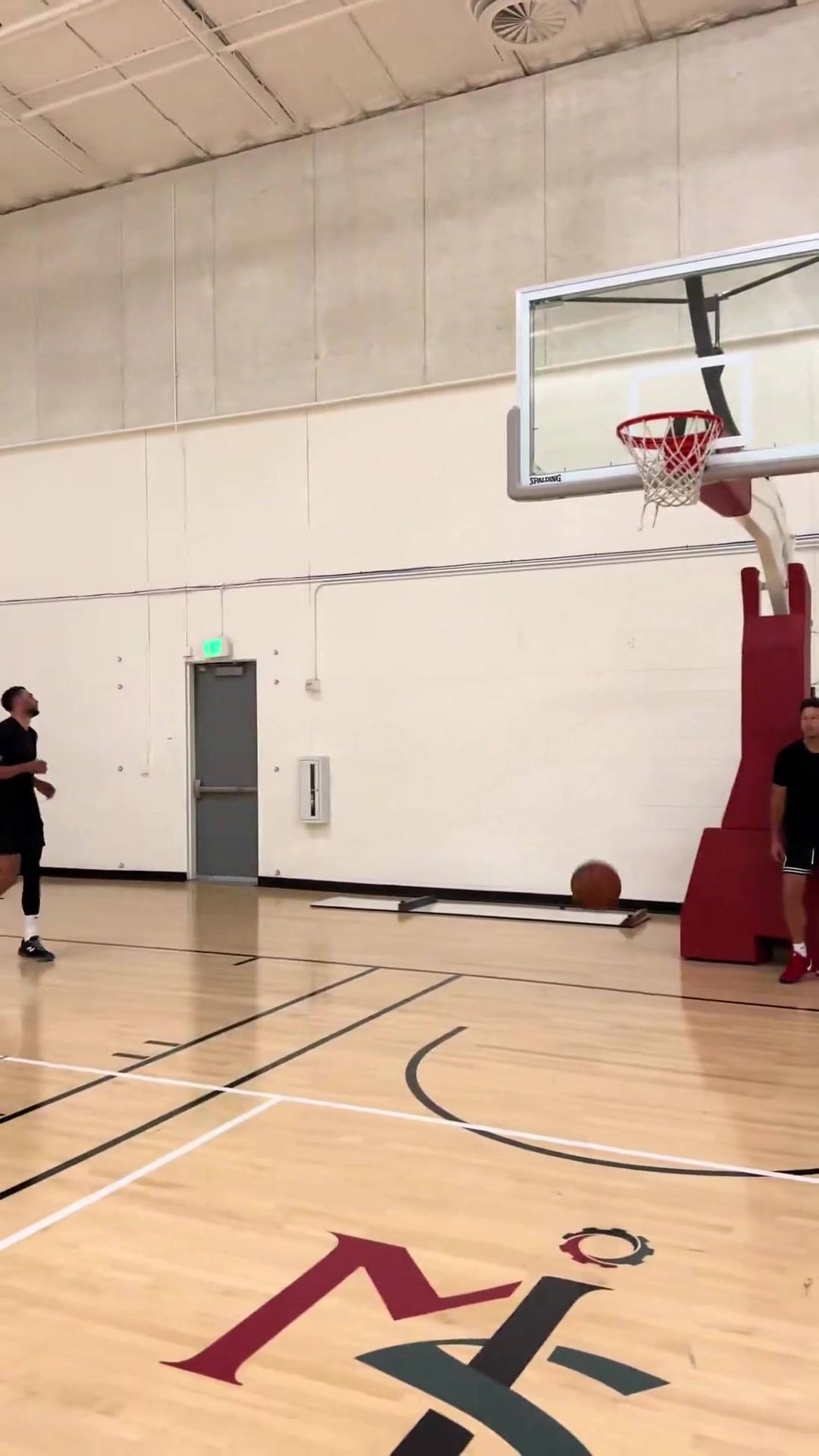 这个打几分？美媒晒拉文胯下换手扣篮：他依旧能跳