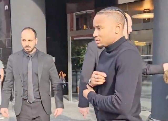 记者：恩昆库已经抵达AC米兰总部，即将完成签约