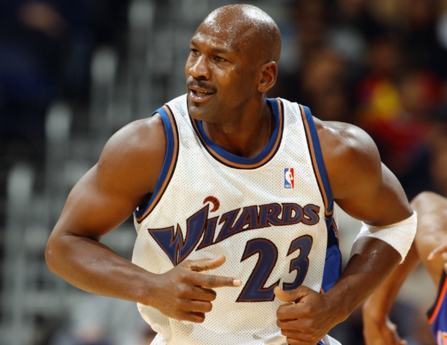 卢：奇才时期的乔丹靠一条腿场均21分 40岁的他还会提前训练