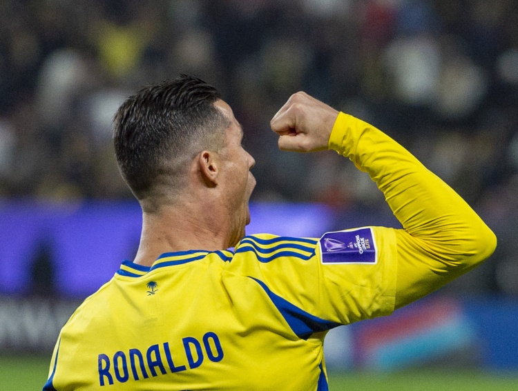 无法超越的丰碑！足坛历史首人，C罗连续24个赛季都有进球入账