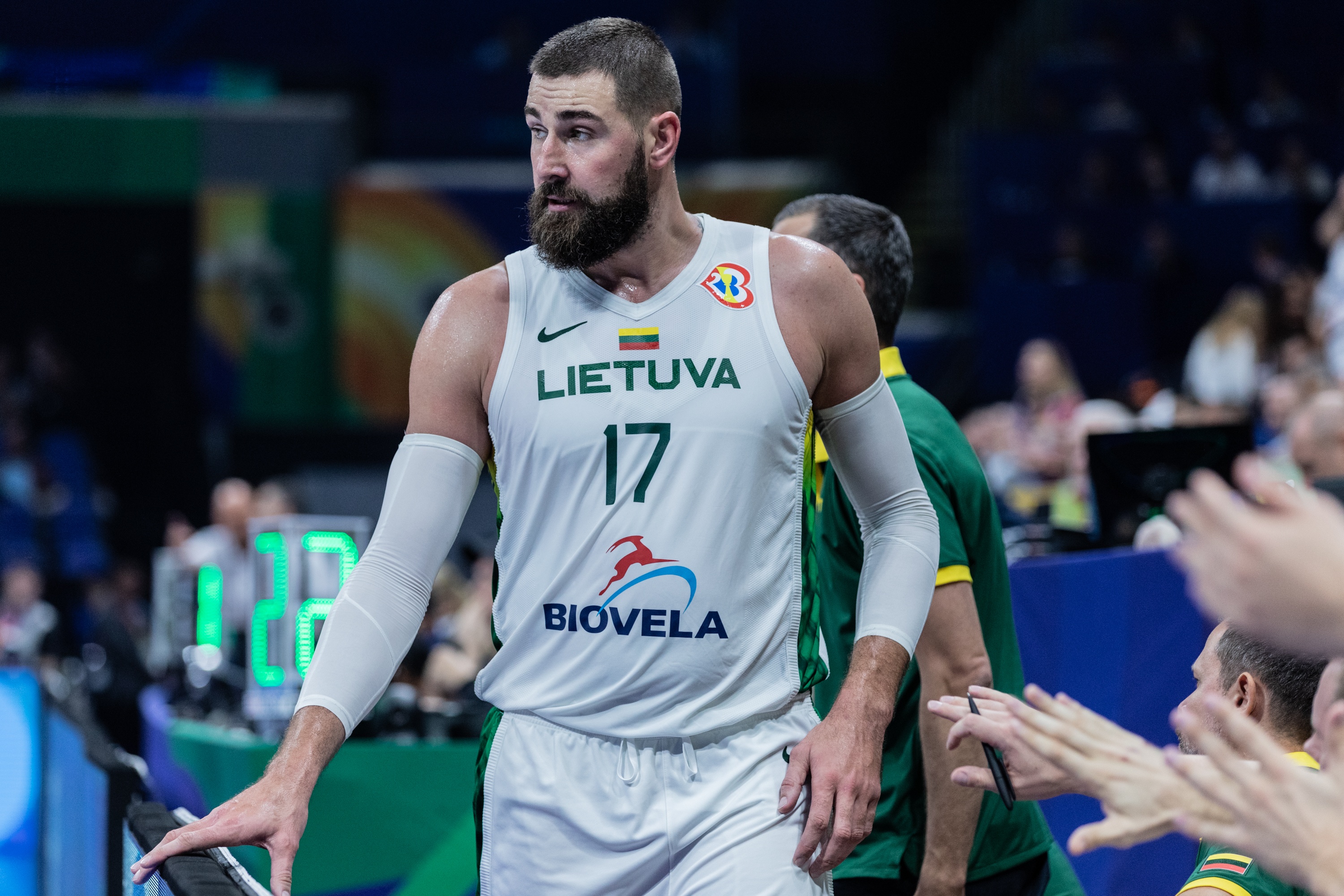 4犯很困扰！瓦兰丘纳斯8中5&5罚4中 得到14分4板1帽&正负值-15