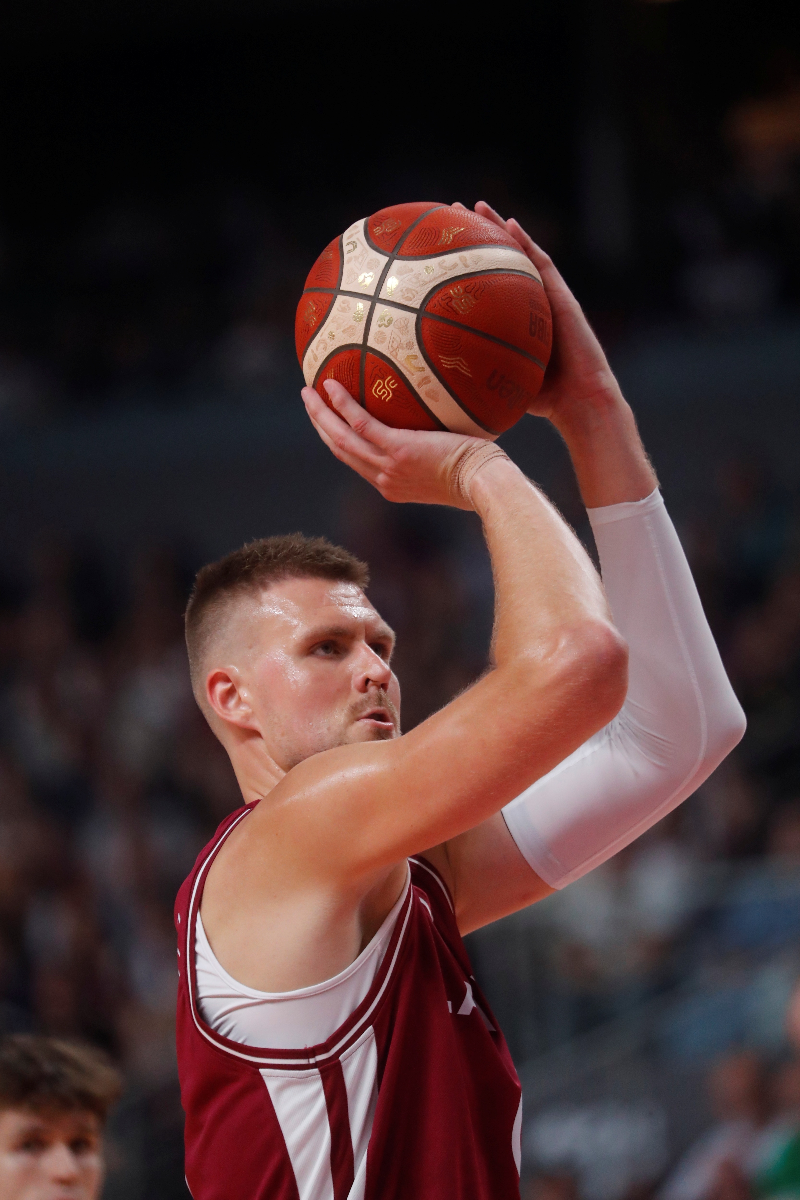 出现7次失误！波尔津吉斯打趣：主场球迷压迫感太强了