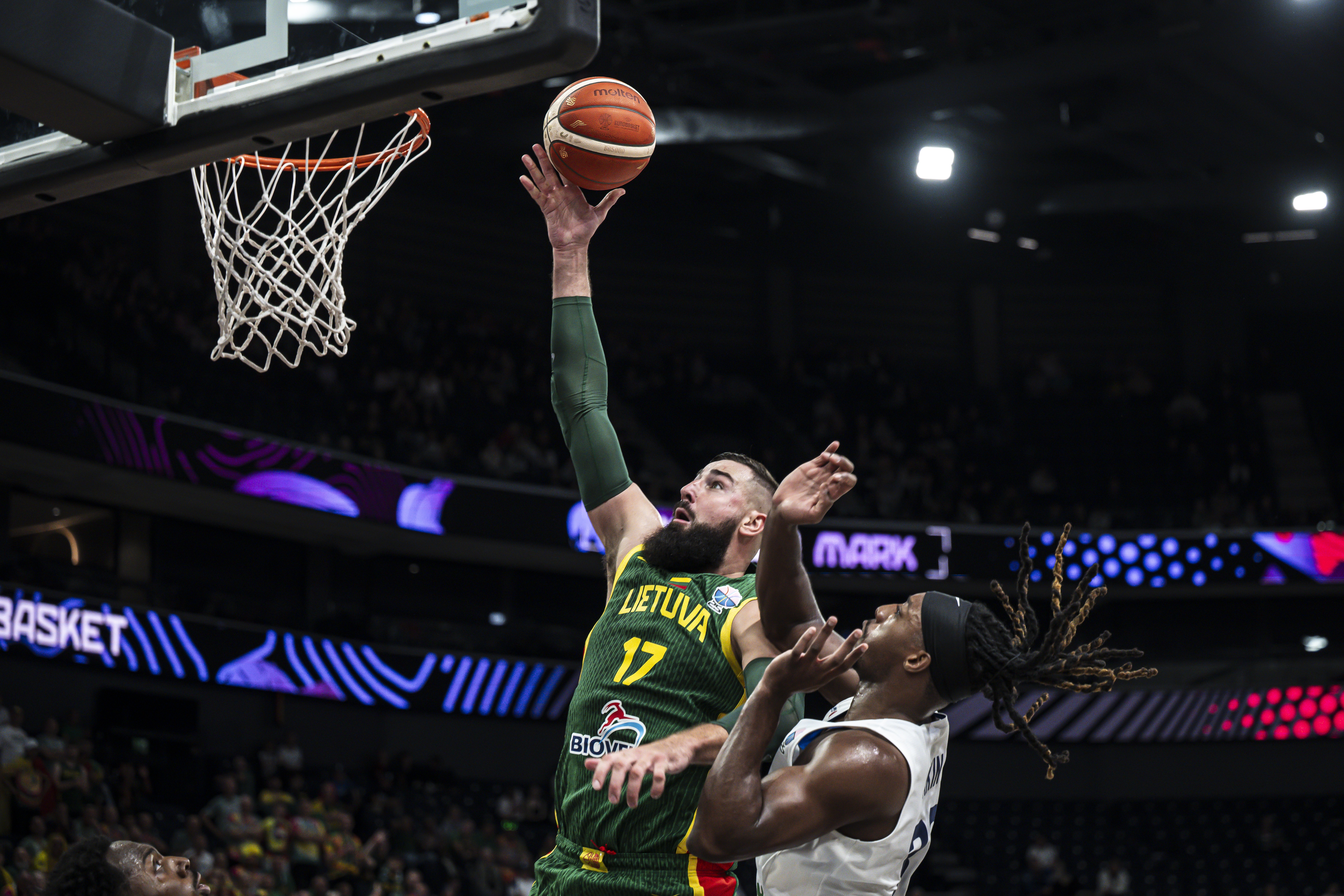 相当高效！瓦兰丘纳斯13分钟9中8&三分4中3砍19分 另有5板1助1帽