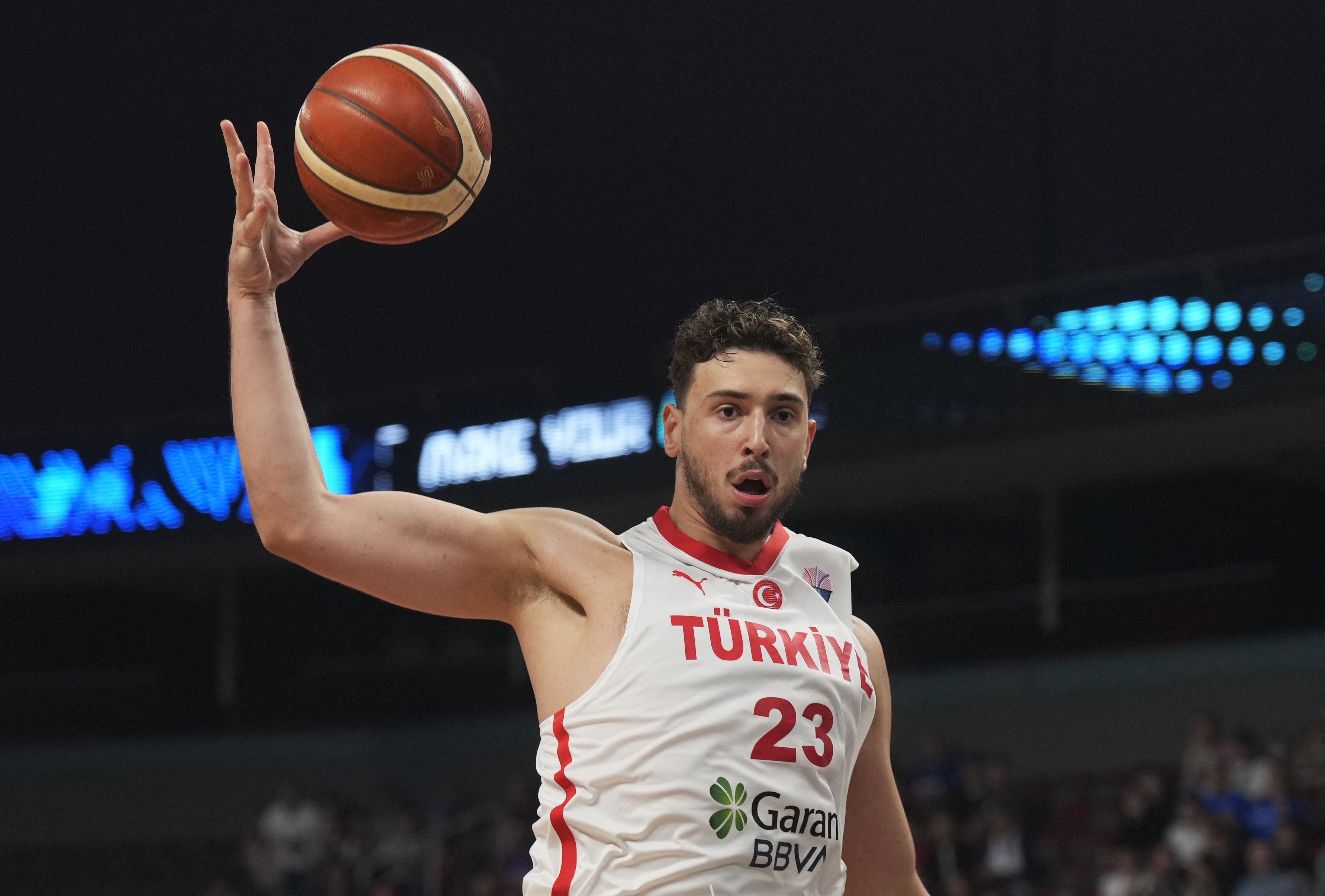 三节打卡！申京压制科塔首节9中7砍14分 全场21分钟20分7板5助