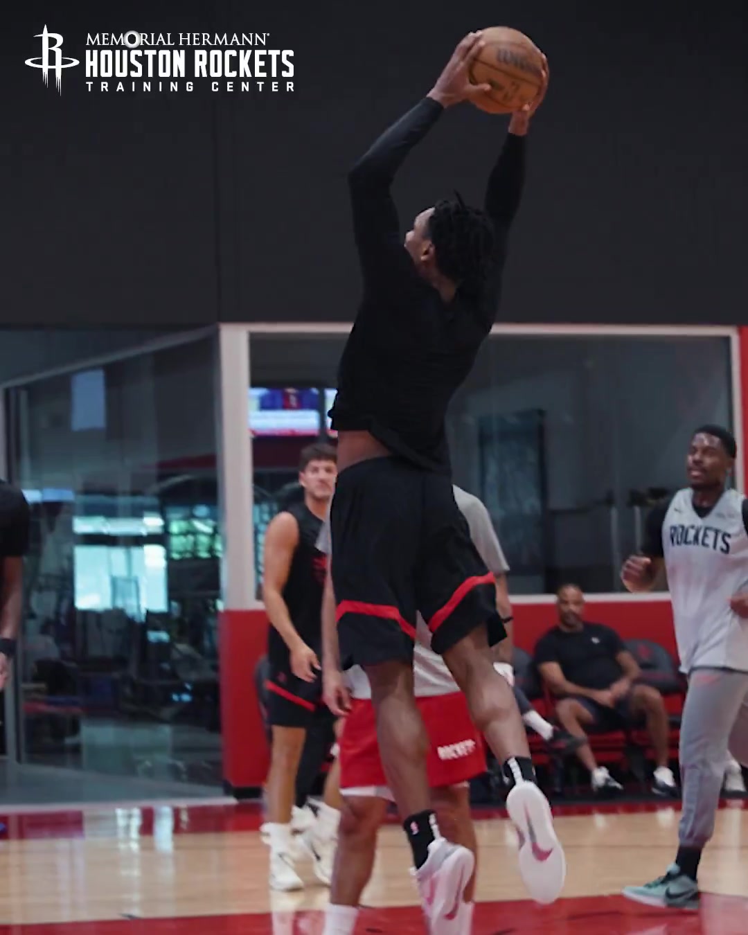 跳得更高了？火箭媒体晒阿门-汤普森训练中双手暴扣的视频