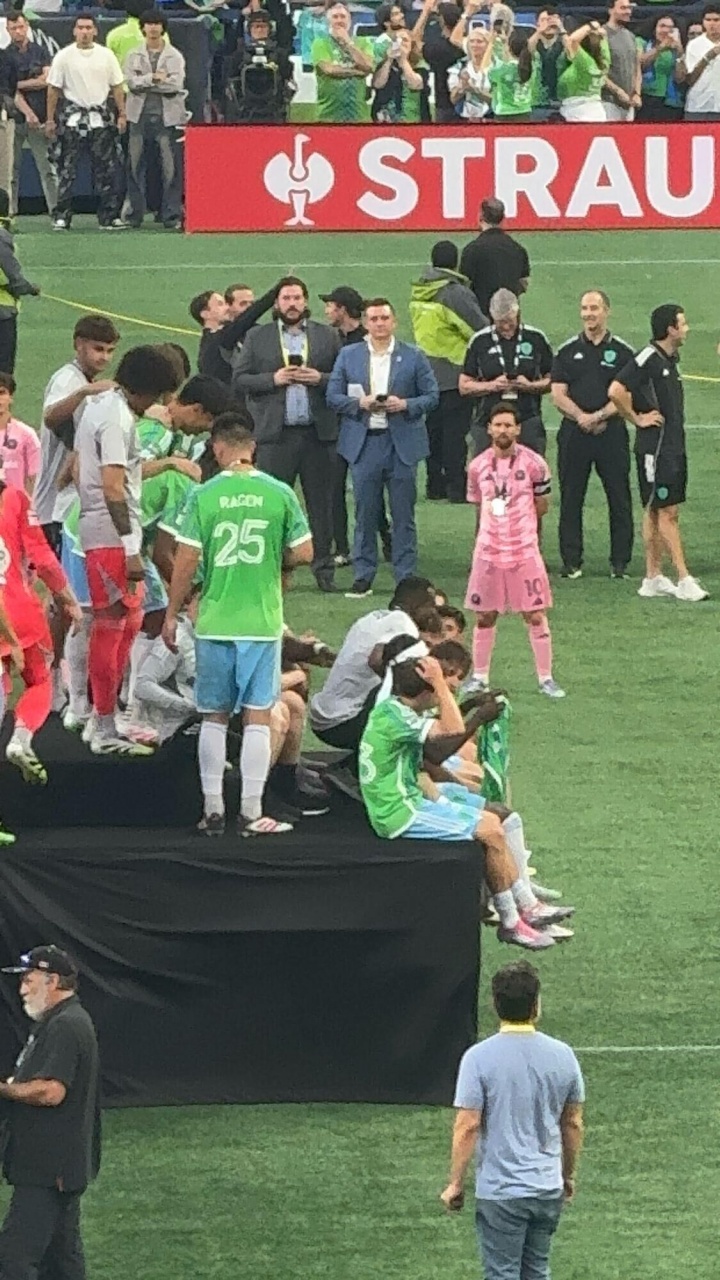 给予对手尊重，梅西赛后在场内看西雅图海湾人颁奖仪式