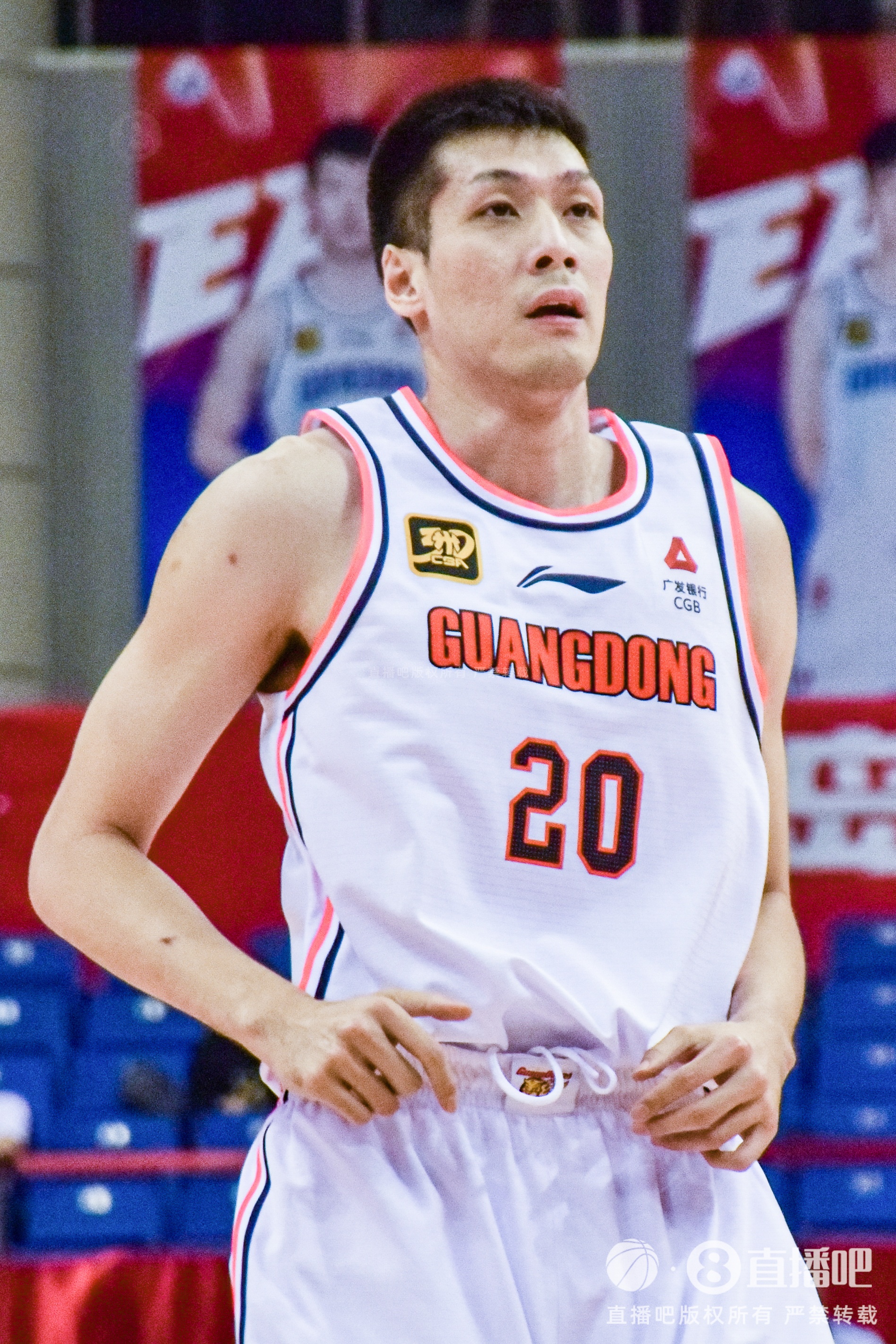 媒体人：CBA同位置球员中不如韩德君、任骏飞、黄荣奇的大有人在