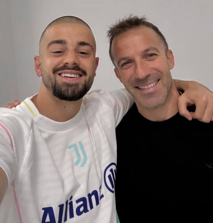 热格罗瓦社媒晒体检时与皮耶罗合影：传奇！很高兴能够见到你