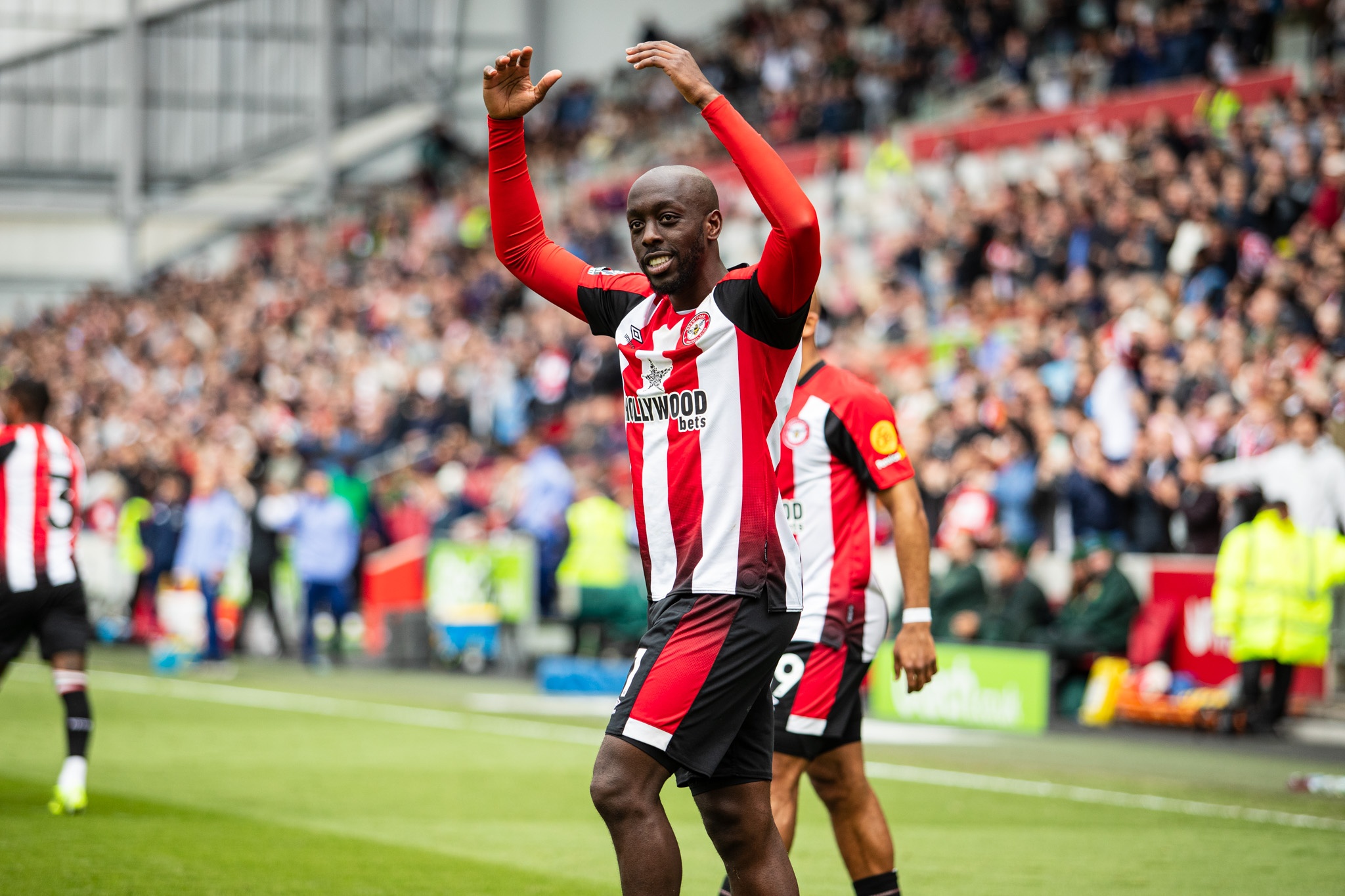 极限！维萨的转会在截止前30秒才完成，团队成员飞奔找他补签字