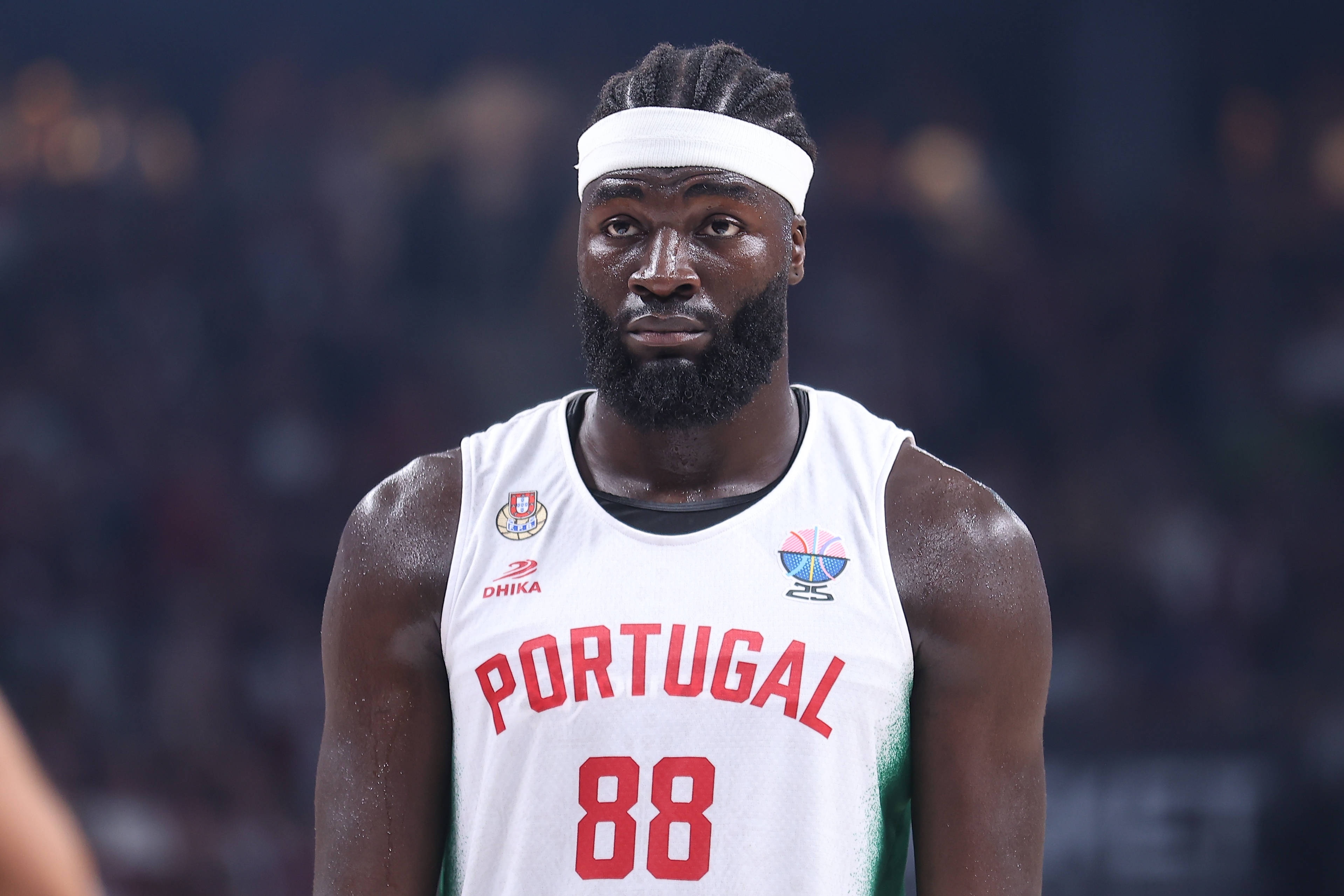 不够冷静！科塔8中5拿到15分3板1断1帽 累计2T遭驱逐