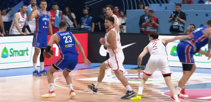 这球够硬！申京果断主动换防外线 对抗古杜里奇完成关键抢断