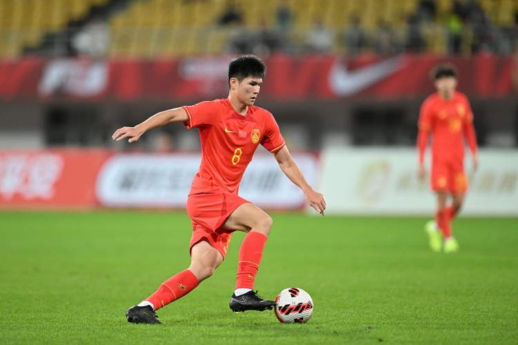 媒体人：03-04年龄段、05-06年龄段最好的中场组织者是陈泽仕