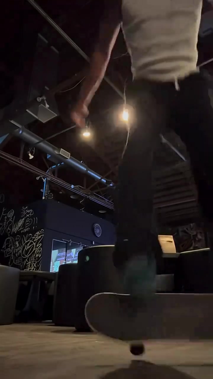 平衡感超好！阿隆-戈登在社媒晒出自己练习滑板的视频