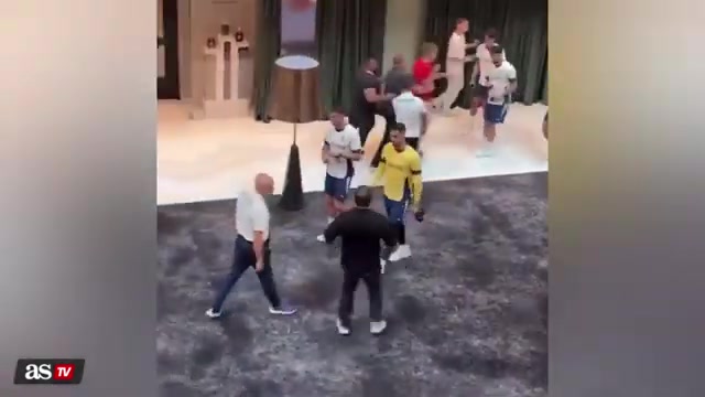 阿斯TV晒视频：一名球迷跑到C罗身边紧贴球员准备自拍，被C罗推开