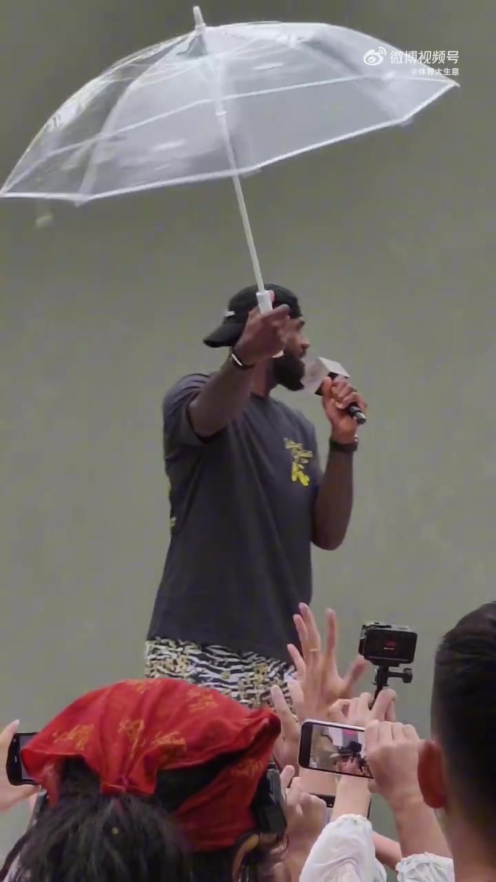 詹姆斯用中文说你好成都 并向中国粉丝送出飞吻和比心