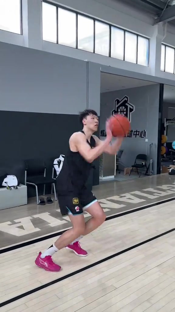 持续进化！训练师晒张昊特训视频：无球脚步出手 注意时机