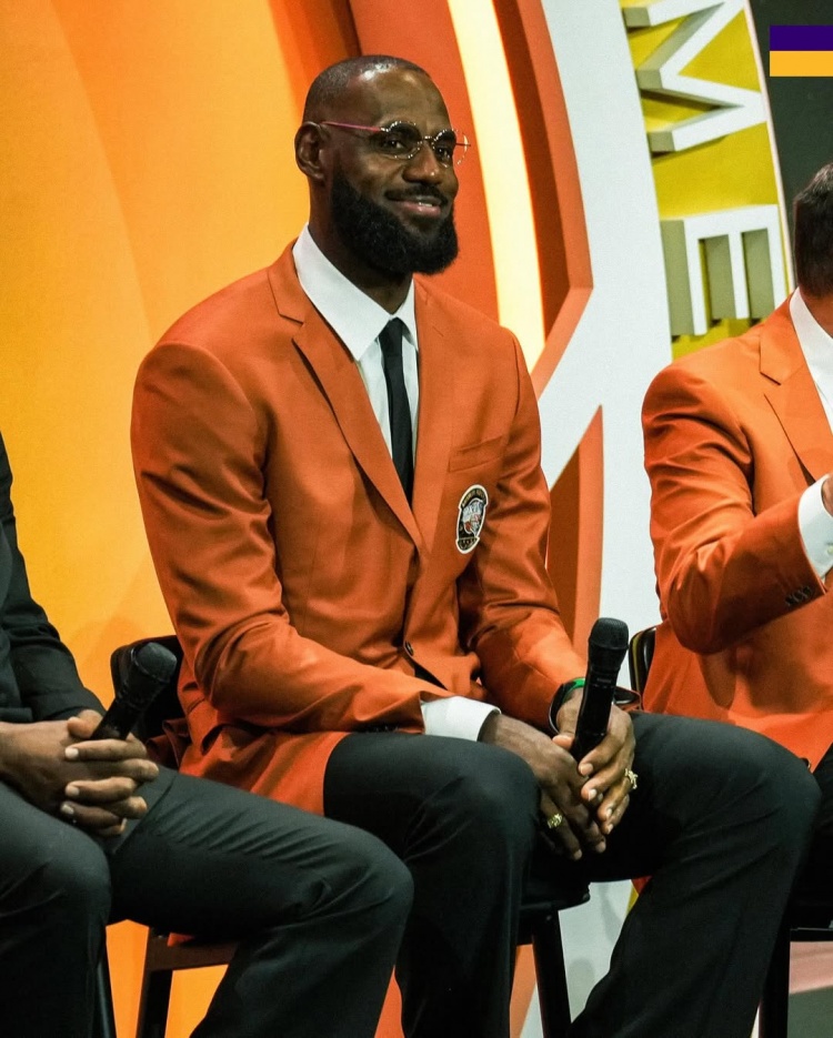 气色不错！湖人官方晒现场照：詹姆斯作为救赎之队成员入选名人堂