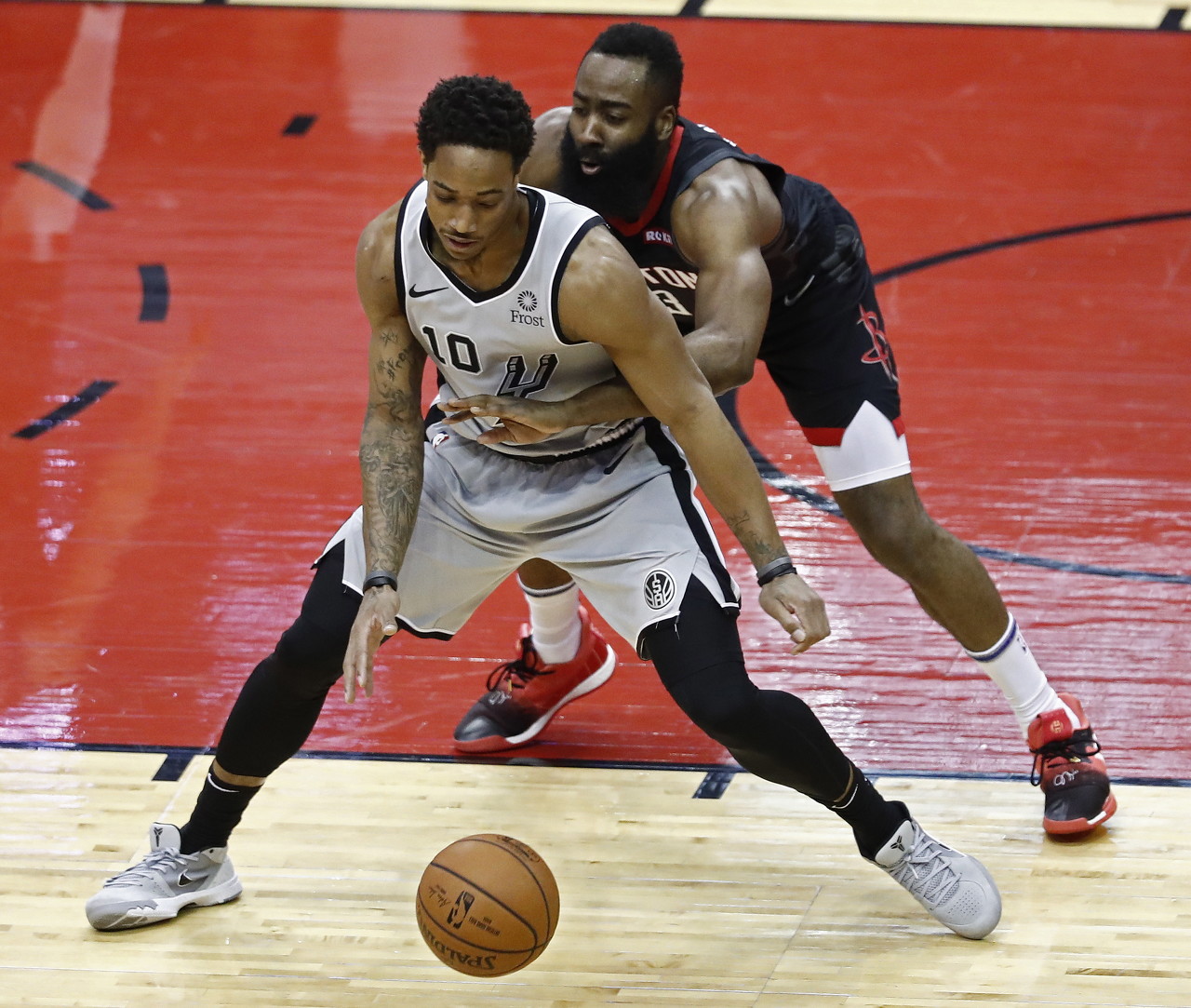 贝弗利：人们没意识到哈登在防守端的手活 他很会把握时机破坏球