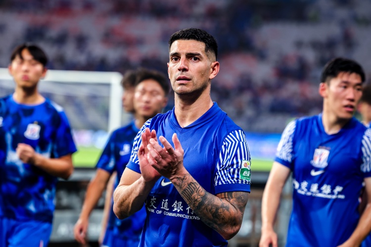 跟队：安德烈-路易斯腰伤影响到右腿，因此过去6周仅打进一粒点球