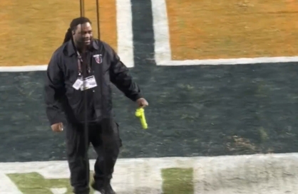 这也有？NFL赛场再次有人将假阳具扔进场内 此前在WNBA曾多次出现