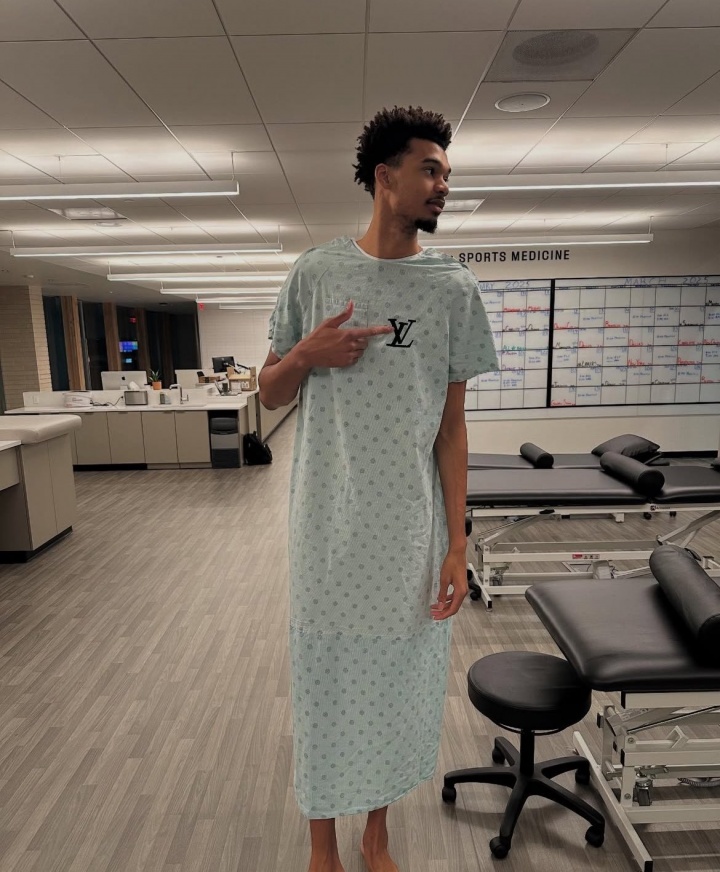 上万的病号服？文班更新休赛期动态 连病号服都是LV的