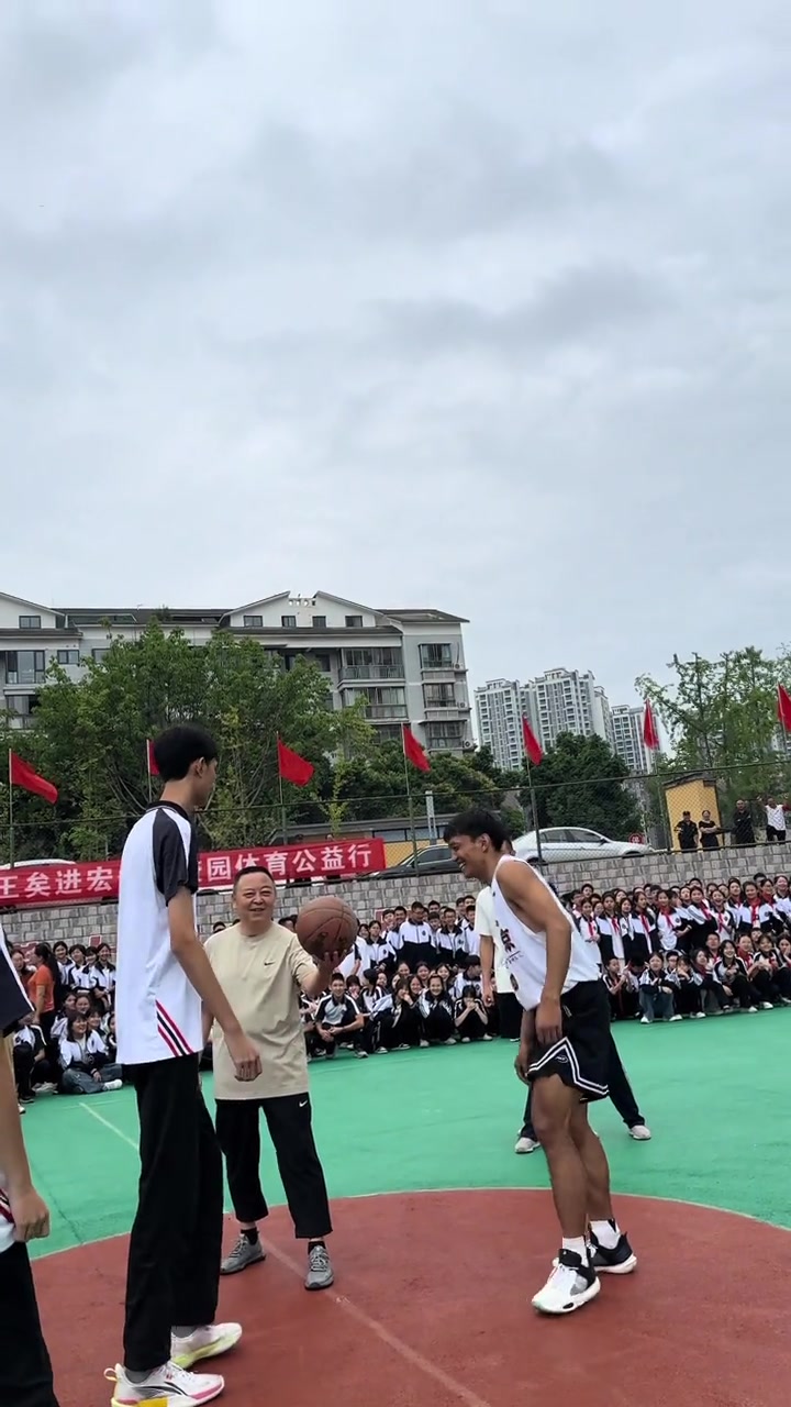 矣进宏社媒晒野球场打球：努力在天赋面前真的一文不值