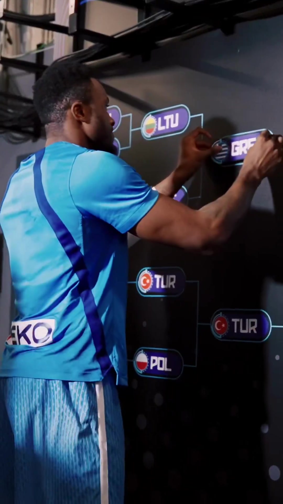 保留节目！字母哥哥赛后拍打晋级栏希腊队贴纸 激情鼓舞全队！