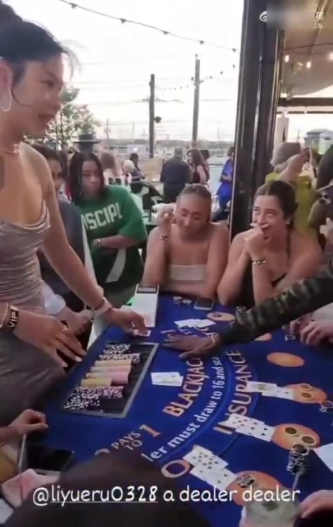 性感荷官在线发牌！李月汝和队友玩21点视频版来袭 吊带裙吸睛